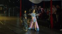 Diguyur Hujan, Artis Model Tetap Nglenyer di Catwalk Fashion Festival Zona 2 Bojonegoro