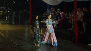 Diguyur Hujan, Artis Model Tetap Nglenyer di Catwalk Fashion Festival Zona 2 Bojonegoro