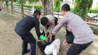 Seorang Pemabuk Terkapar di Alun-alun Bojonegoro