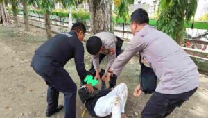 Seorang Pemabuk Terkapar di Alun-alun Bojonegoro