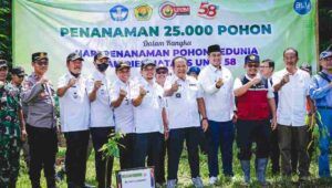 Gotong Royong Tanam 25 Ribu Pohon di Sepanjang Kalijompo