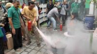 Cegah Kebakaran, Unusa Latih Warga Kampung Wisata Surabaya