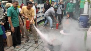 Cegah Kebakaran, Unusa Latih Warga Kampung Wisata Surabaya