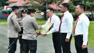 Awal 2023 Kapolda Jawa Timur Beri Penghargaan Kasat Reskrim Polrestabes Surabaya