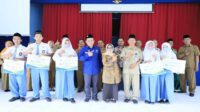 Penuh Semangat dan Senyuman, Bupati Mundjidah Salurkan Puluhan Beasiswa Pelajar di Jombang