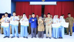 Penuh Semangat dan Senyuman, Bupati Mundjidah Salurkan Puluhan Beasiswa Pelajar di Jombang