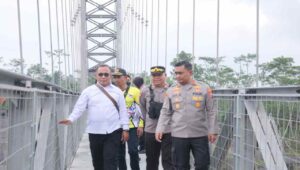 Usai Jebol Diterjang Banjir, Kapolres Tinjau Jembatan Gantung Kaliregoyo