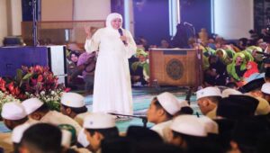 Khofifah di Antara Ribuan Warga Jatim,  Selawat Bersama Sambut Tahun Baru