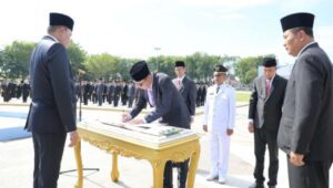 Unik, Bupati Sampang Lantik Ratusan Pejabat di Alun-alun