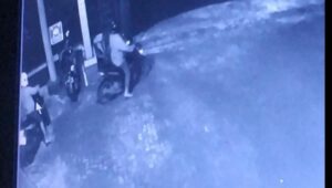 Aksi Maling Terekam CCTV Curi Motor Pasien Puskesmas Wonosalam Jombang