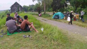 Sensasi Ngopi Santai di Tepi Sungai dan Bangunan Tua di Jombang