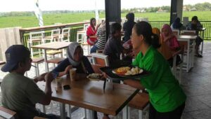 Kafe Pari Sawah Jombang, Tawarkan Nuansa Alam di Tengah Persawahan