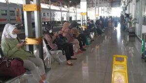 Momen Libur dan Cuti Tahun Baru Imlek, Penumpang di Stasiun Jombang Membludak