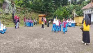 Kegiatan Outing Class Latih Kemandirian Anak Didik