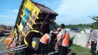 Diduga Ngantuk, Sopir Truk Cabai Tewas Tabrak Barier Jalan Tol Jombang