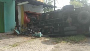 Oleng, Truk Muatan 6 Ton Kertas Tabrak Toko di Jombang
