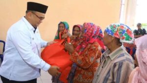 Pasca Rusaknya Pipa Air, Wabup Probolinggo Kirim Bantuan untuk Warga Pulau Gili