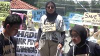 Media Kampus Dibredel, Mahasiswa STIKOSA AWS Gelar Aksi Teaterikal