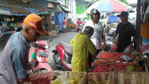 Harga di Pasar Jombang Melambung, Warga Beralih Beli Cabai Rusak