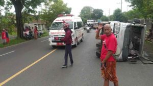 Elf Bawa Rombongan Hajatan Oleng,  Lalu Terguling di Jombang, Belasan Orang Dilarikan ke RS