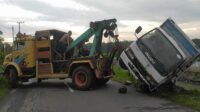Reflek, Lalu Banting Setir, Truk Box Muatan Saos di Jombang Terguling ke Sungai