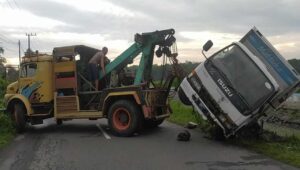 Reflek, Lalu Banting Setir, Truk Box Muatan Saos di Jombang Terguling ke Sungai