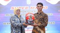 Jelang Musim Moto3 GP 2023, Super Mario Beri Gubernur Khofifah Helem Batik Sarangan