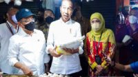 Cek Harga Beras, Gubernur Khofifah Dampingi Presiden Jokowi Blusukan ke Pasar Wonokromo