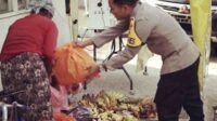 Turun ke Jalan, Kapolres Sampang Bagikan Paket Sembako untuk Warga