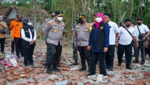 Gubernur Khofifah Jenguk dan Tinjau Lokasi Ledakan Petasan Blitar