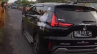 Viral, Warga di Jombang Dihujani Uang dari Aksi Pria Bermobil Hitam