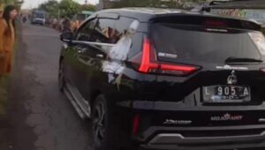Viral, Warga di Jombang Dihujani Uang dari Aksi Pria Bermobil Hitam