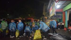 Aksi 1500 Pasukan Semut Unusa Bersihkan Sampah Malam Resepsi 1 Abad NU
