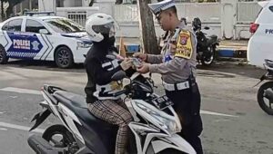 Duh, Senangnya Pemotor di Kota Probolinggo Ini, Dapat Bunga dan Cokelat dari Polisi