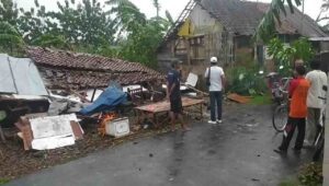 Rumah di Jombang Diterjang Angin Ribut, Cerita Pemilik Rumah yang Masih Hamil