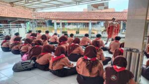 Nasib Siswa SMPN 2 Tanggulangin, Terendam Banjir, Pembelajaran Diungsikan ke Masjid