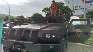 Ada Apa Tank Anoa TNI Masuk Gresik Icon Mall
