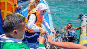 Era Blue Economy, Khofifah dan Bupati Trenggalek Tanam Terumbu Karang dan Apartemen Ikan