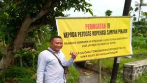 Warga Pasang Banner Tolak Koperasi Berpraktik Rentenir
