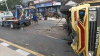Hindari Kucing, Truk Muatan Dedak 8 Ton di Jombang Terguling