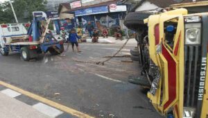 Hindari Kucing, Truk Muatan Dedak 8 Ton di Jombang Terguling