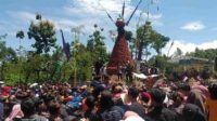 Serunya Warga Jombang Rebutan Tumpeng Manggis 2023 Kilogram