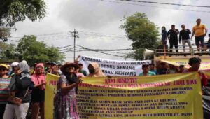 Digugat 100 Miliar, Warga Kemangsen Gerudug Balai Desa, Ini Biangnya