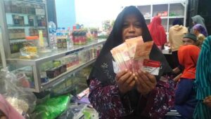 Agen e-Warung Toko Mbak Siti Desa Lengkong Balen Salurkan BPNT dan PKH
