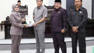Bupati Blitar Rini Syarifah Sampaikan LKPJ di Rapat Paripurna DPRD Blitar