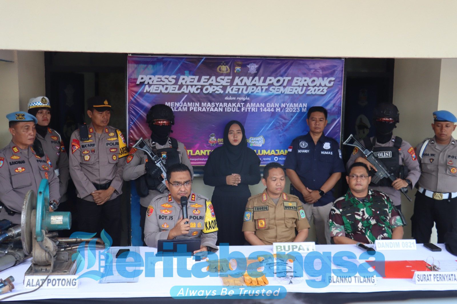 Foto : Saat konferensi pers knalpot brong di Satpas Satlantas Polres Lumajang
