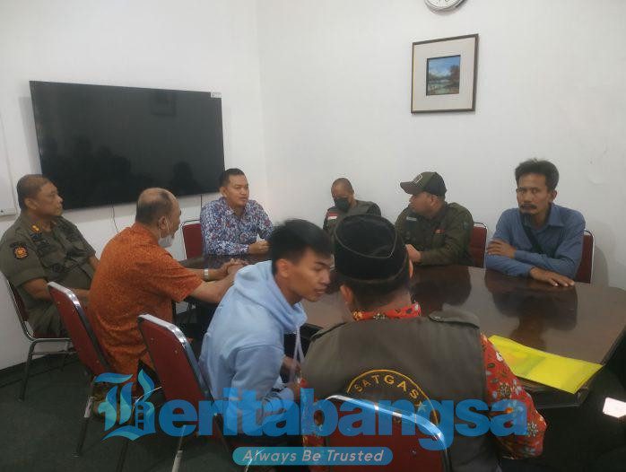 Perwakilan PKL Pasar Larangan saat diterima Plt Asisten II Budi Basuki di ruangannya