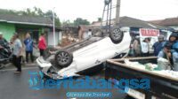 Caption : Tampak kondisi mobil Sigra yang terbalik, usai alami kecelakaan di Kabupaten Jombang.