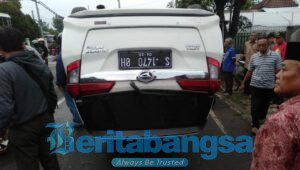 Oleng Lalu Serempet 2 Ranmor, Sigra Terbalik di Jombang
