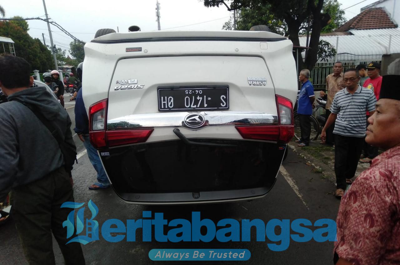 Caption : Tampak kondisi mobil Sigra yang terbalik, usai alami kecelakaan di Kabupaten Jombang.